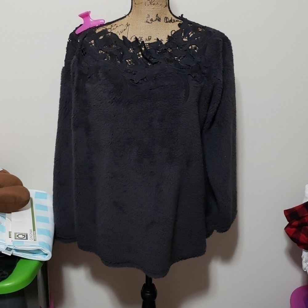 6x black sweater w/ lace neckline. Fits smaller